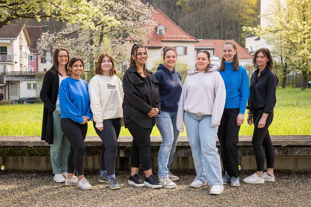 dm Lehrlinge aus Vorarlberg mit Sylvia Kink-Ehe und Sabine Fulterer von der youngCaritas