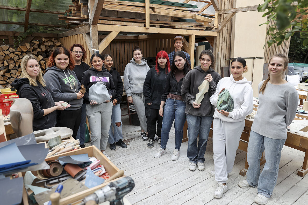 dm Lehrlinge bei Bildhauerei-Workshop in Wien