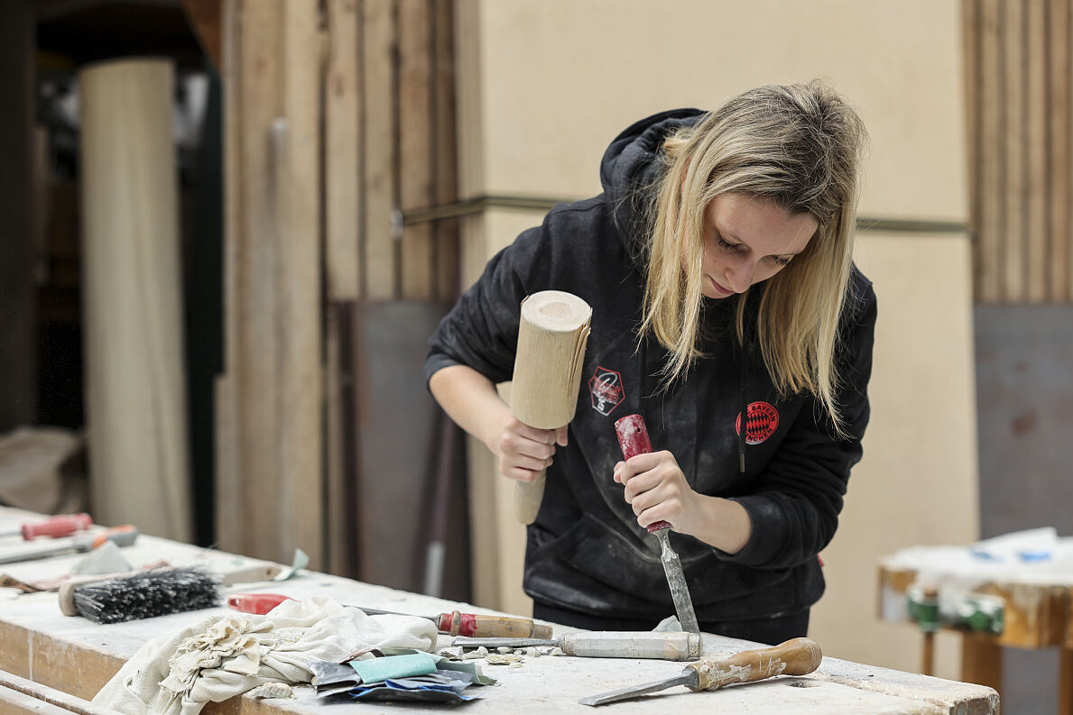 dm Lehrlinge bei Bildhauerei-Workshop in Wien