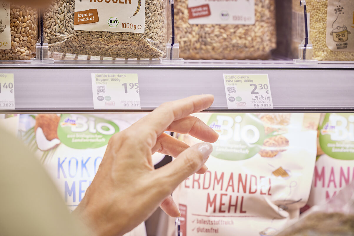 „Grüne Etiketten“ an den Regalen dienen als Orientierungshilfe beim umweltbewussten Einkauf. Mehr als 2600 Produkte dürfen eine solche derzeit tragen.