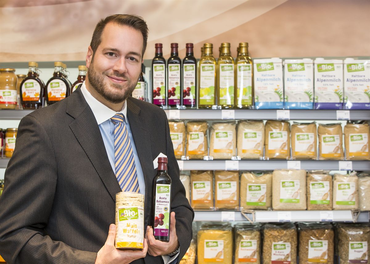 dm Geschäftsführer Harald Bauer setzt neue Schwerpunkte im Lebensmittelsortiment.