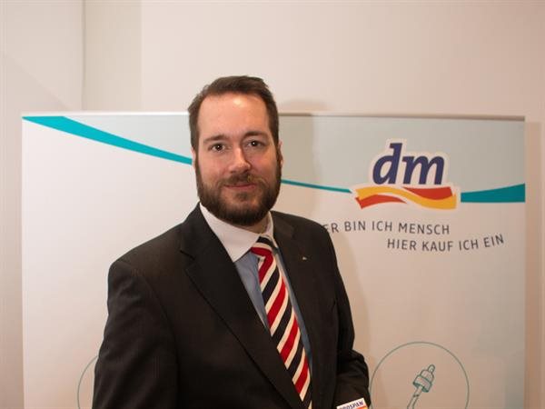 dm Geschäftsführer Harald Bauer sieht sich durch eine MAKAM-Studie bestätigt, rezeptfreie Medikamente in der Drogerie verkaufen zu dürfen.