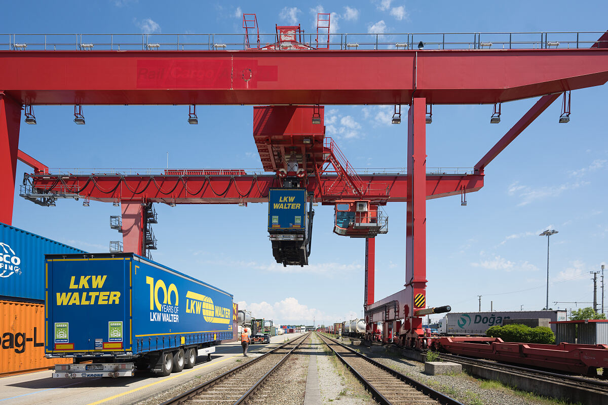 dm verlagert Logistik auf die Schiene