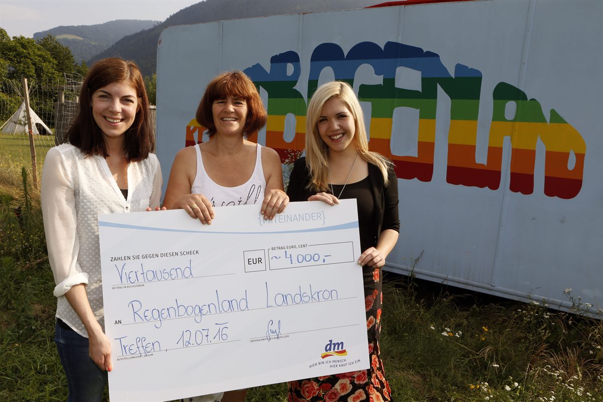 Daniela Wurzer (dm Filiale Treffen), Silvia Lackner (Geschäftsführung Regenbogenland) und Christina Gugl (dm Filiale Velden) (v.l.) bei der Scheckübergabe.