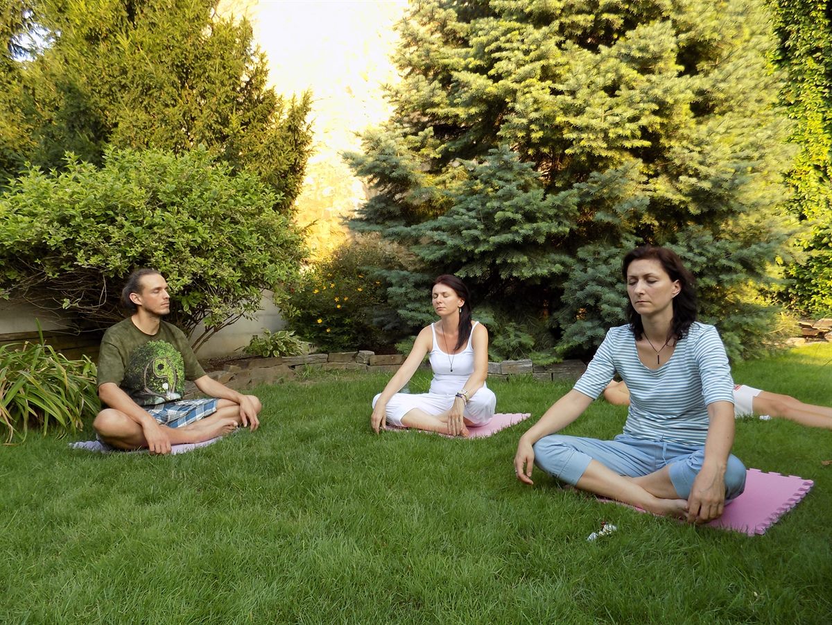 Bei den Meditations- und Yoga-Kursen lernen die Teilnehmer, wieder mehr Acht auf sich selbst zu geben.