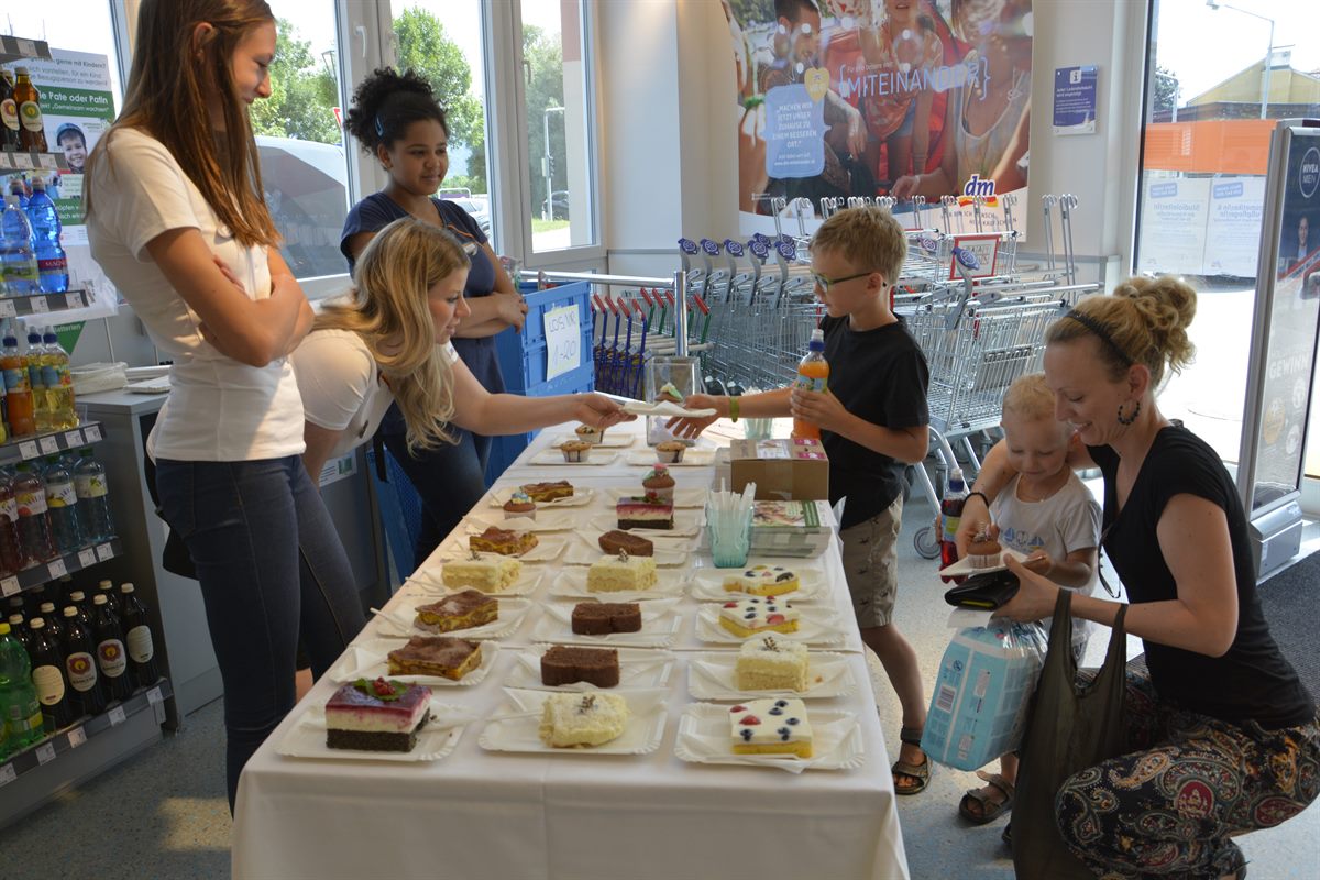 Mittels Kuchenbuffet möchten sieben dm Filialen ihre Kunden auf den Verein JoJo aufmerksam machen.
