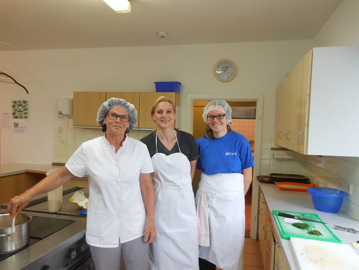 Jasmine Obernosterer (Mitte), dm Gebietsmanagerin und Projektkoordinatorin, bei ihrem Besuch in der Einrichtung PRO Ausblick.
