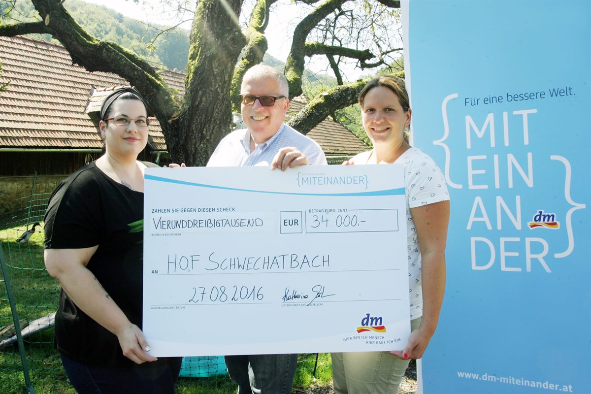 Bei strahlendem Sonnenschein übergab dm Filialleiterin Katharina Müllner (rechts) den 34.000-Euro-Scheck an Hofbesitzerin Marianne Edelbacher. Mit dabei auch Bürgermeister DI Ludwig Köck.