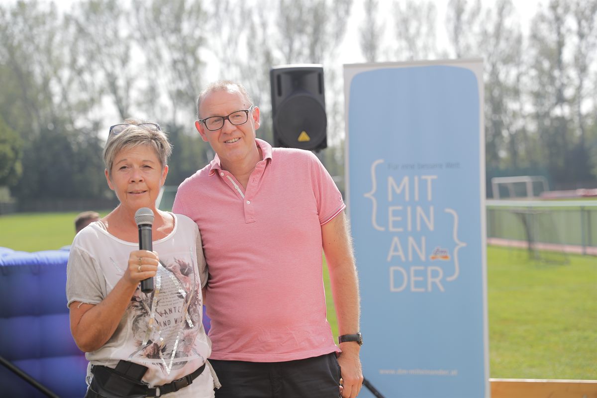 Zeigte sich von der Arbeit seiner Mitarbeiter begeistert: dm Geschäftsführer Andreas Haidinger mit Filialleiterin und Organsiatorin Brigitte Klaghammer